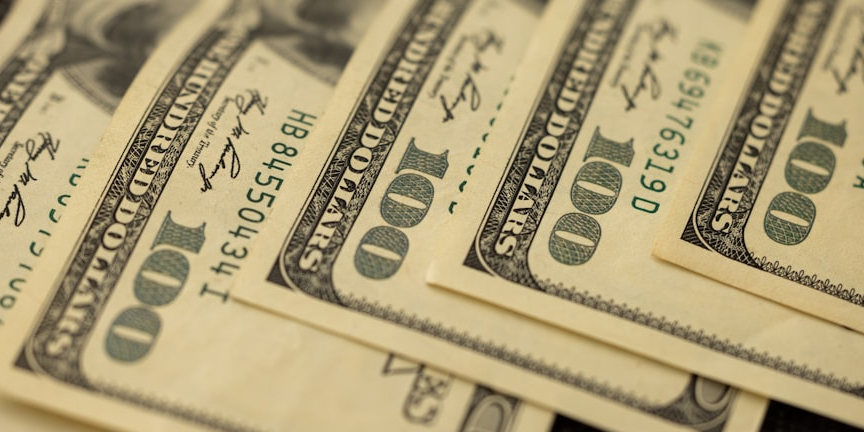 Rappresentazione visiva dell'articolo: Bond ad alto rendimento, default e dazi: quale scenario aspettarsi